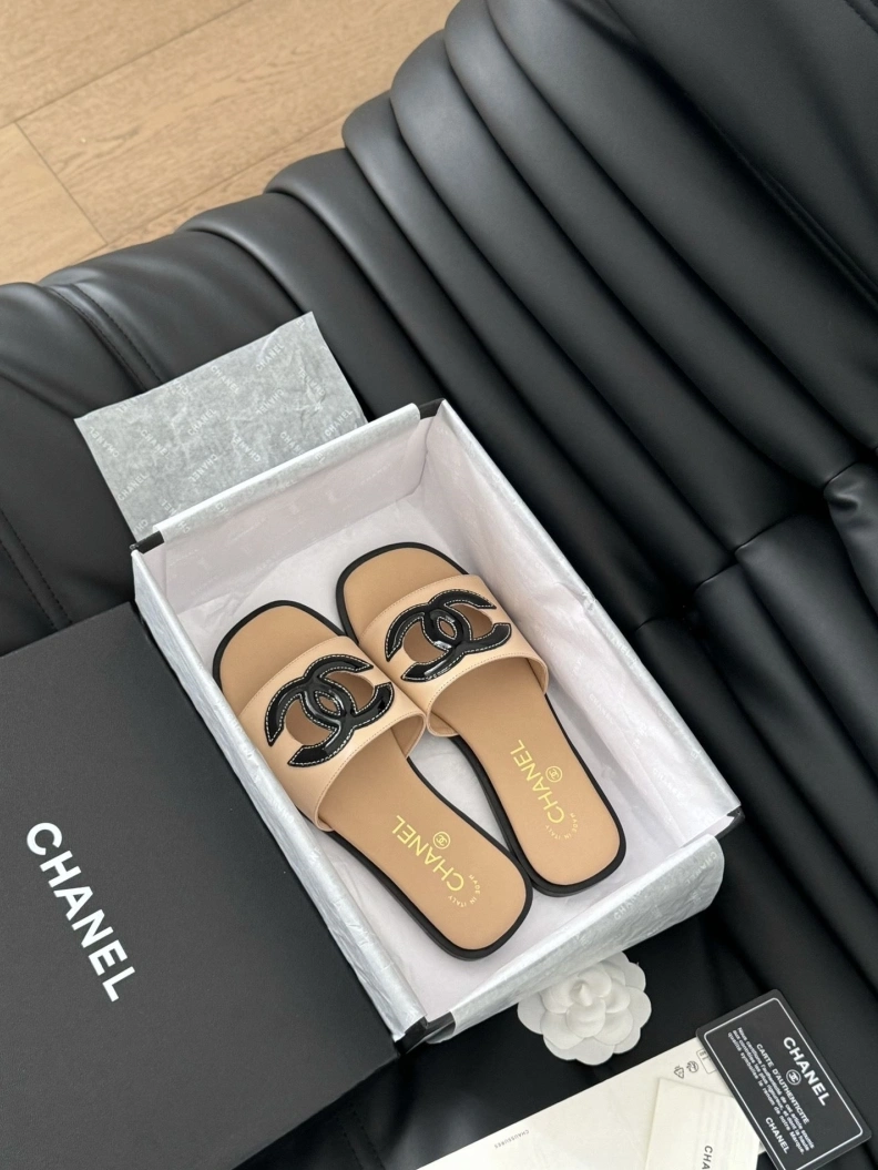 Resilient Chxnxl Slippers 120171