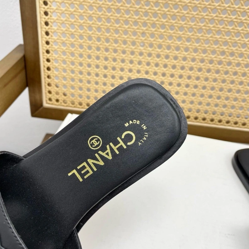 EasyMatch Chxnxl Slippers 120164