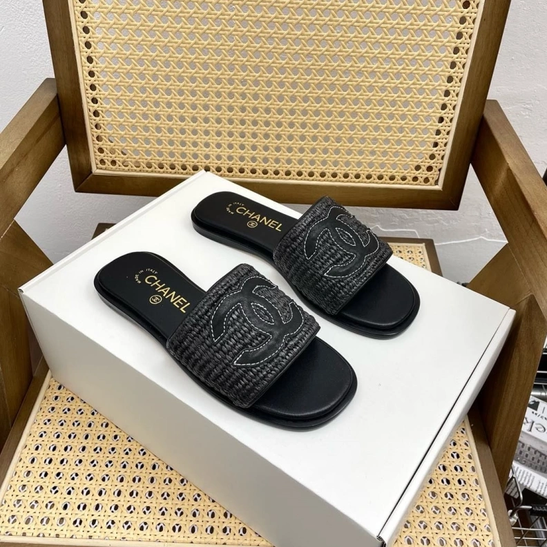 EasyMatch Chxnxl Slippers 120160