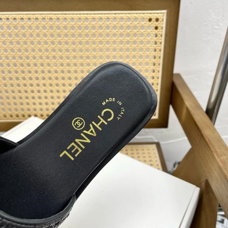 EasyMatch Chxnxl Slippers 120160