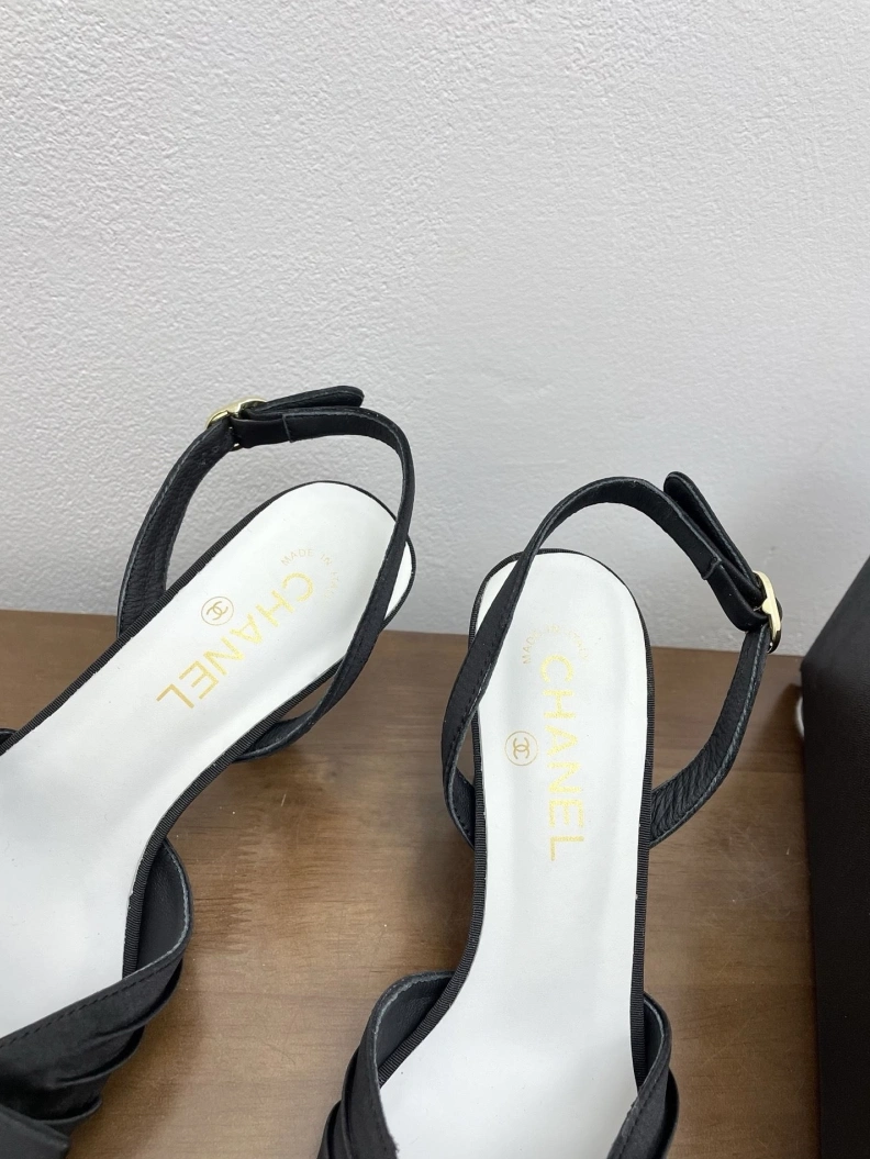 Resilient Chxnxl Sandals 120596