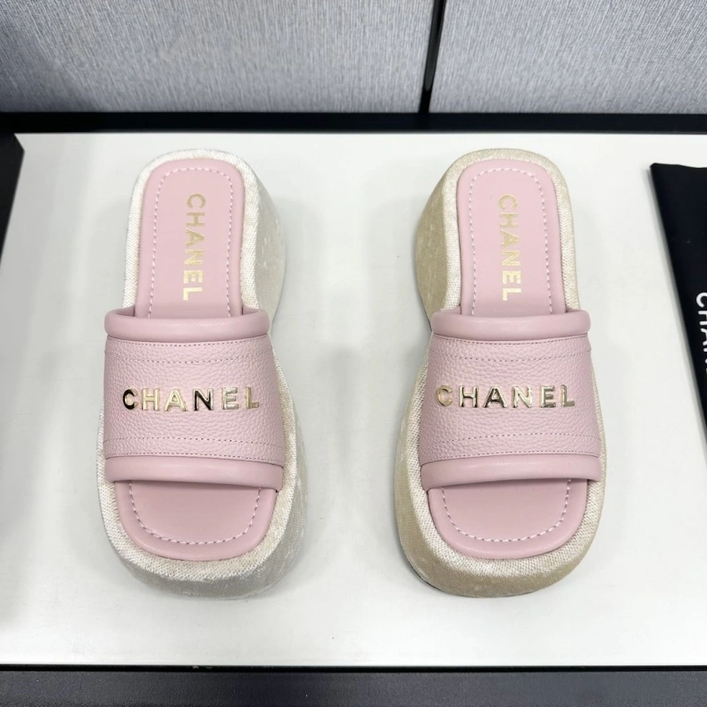 Durable Chxnxl Slippers 120106