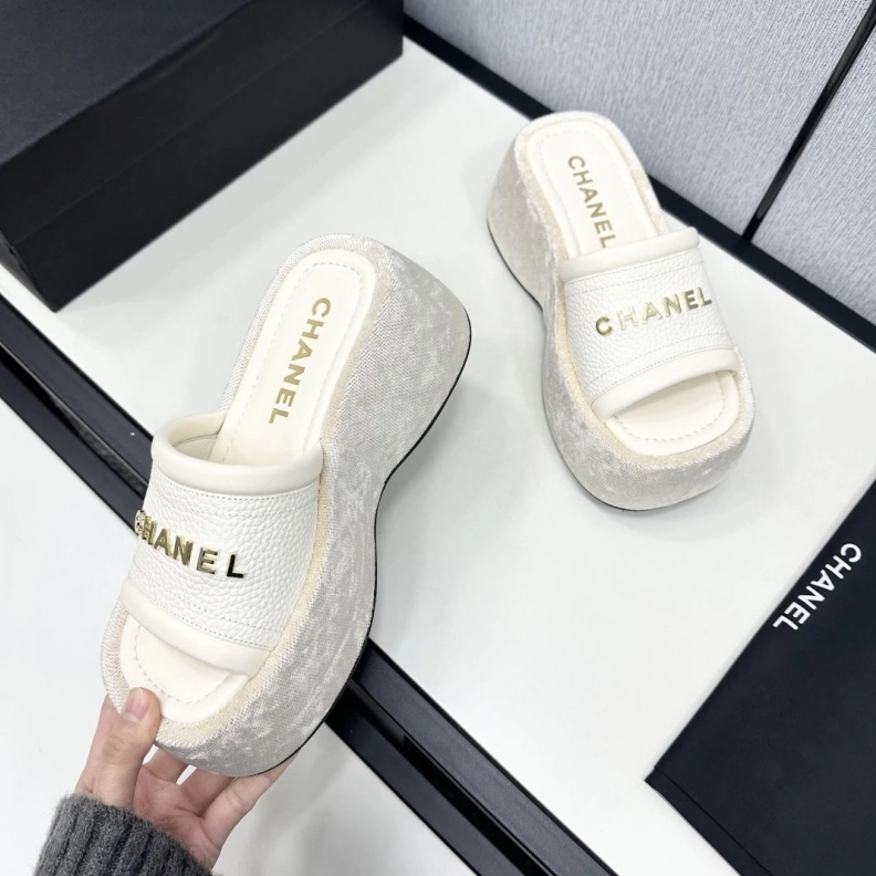 Affordable Chxnxl Slippers 120097