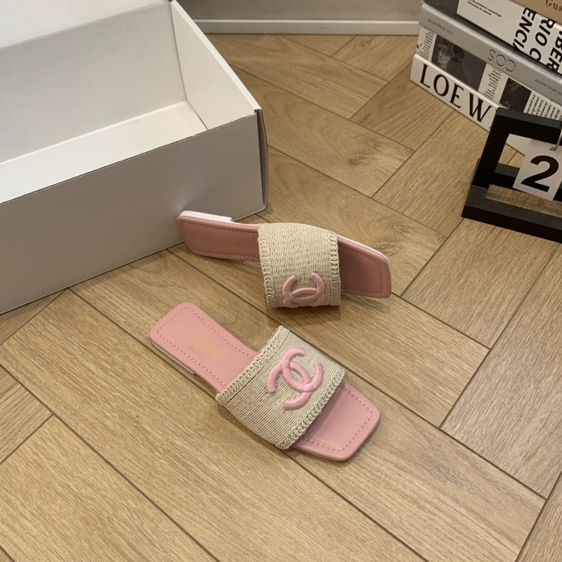 Versatile Chxnxl Slippers 120070