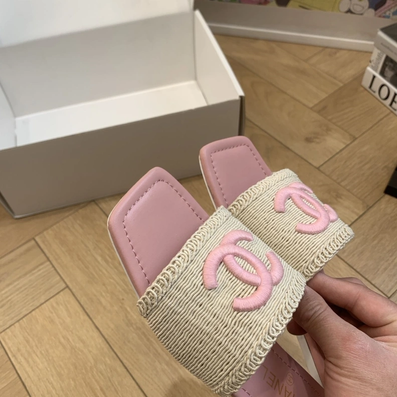 Versatile Chxnxl Slippers 120070