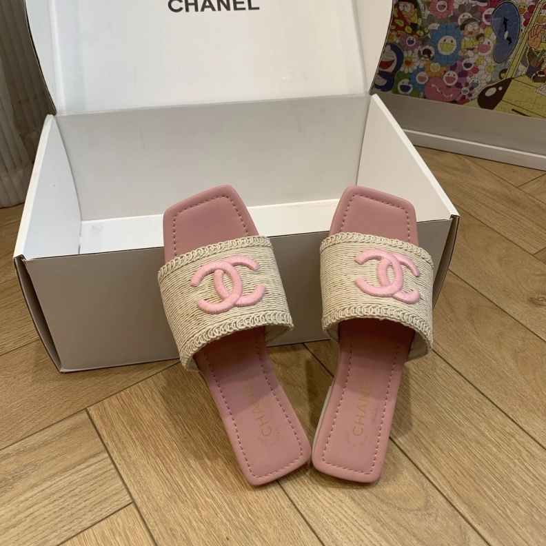 Versatile Chxnxl Slippers 120070