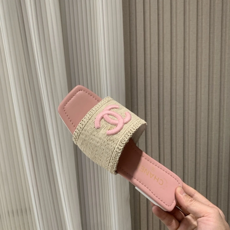 Versatile Chxnxl Slippers 120070