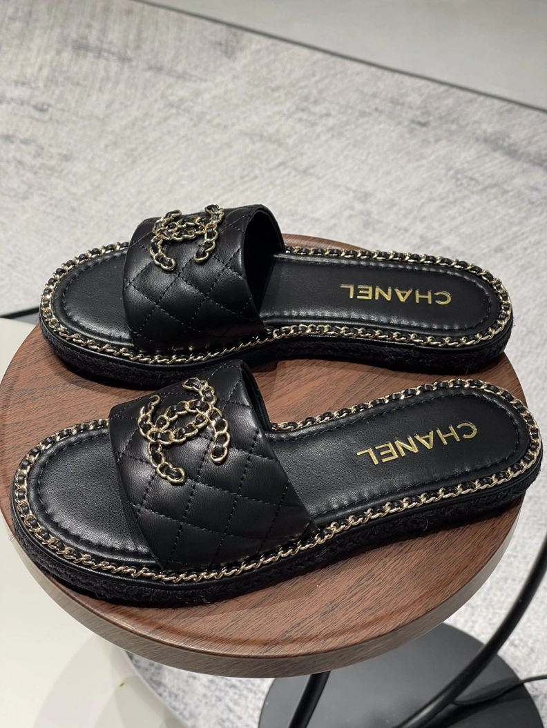 Minimalist Chxnxl Slippers 120039