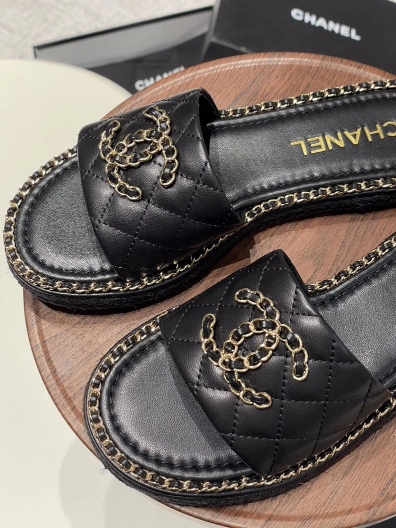 Minimalist Chxnxl Slippers 120039