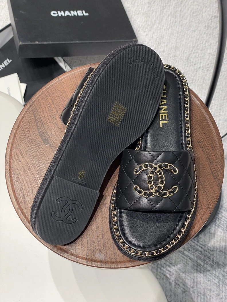 Minimalist Chxnxl Slippers 120039