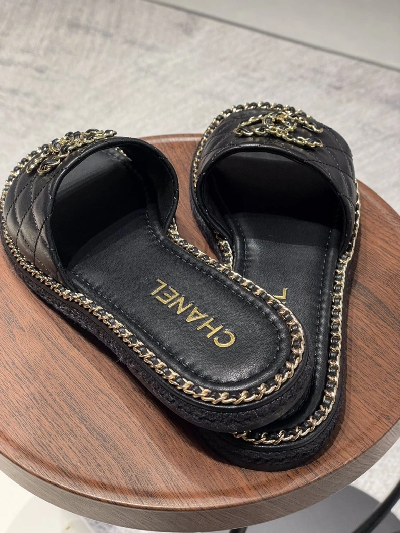 Minimalist Chxnxl Slippers 120039