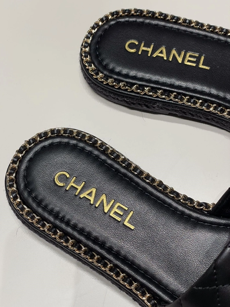 Minimalist Chxnxl Slippers 120039
