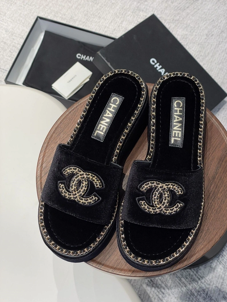 Versatile Chxnxl Slippers 120027