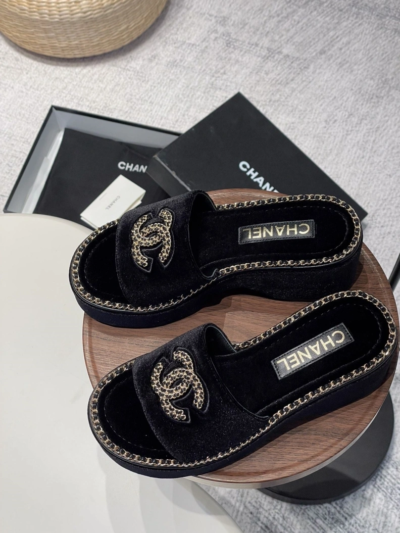 Versatile Chxnxl Slippers 120027