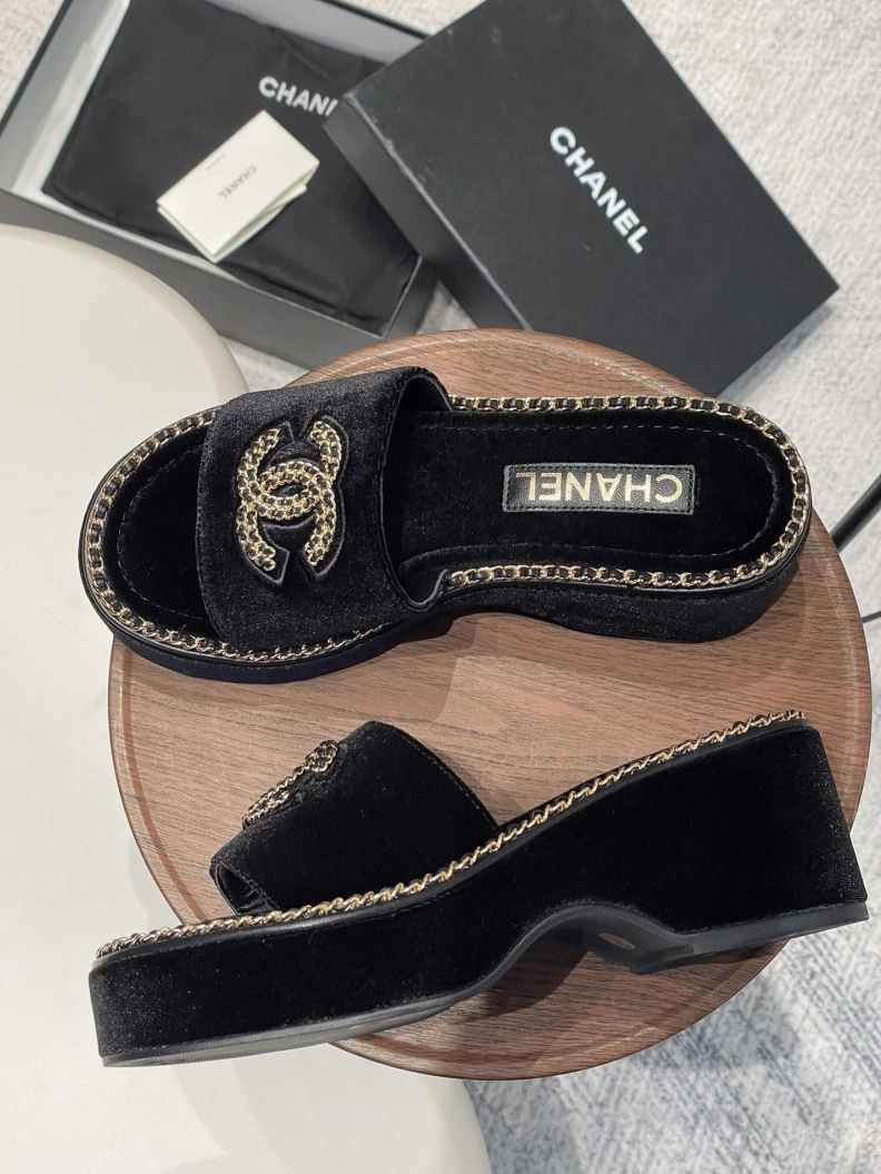 Versatile Chxnxl Slippers 120027