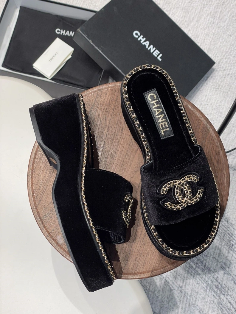 Versatile Chxnxl Slippers 120027