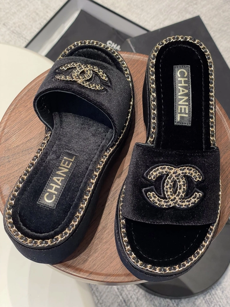 Versatile Chxnxl Slippers 120027