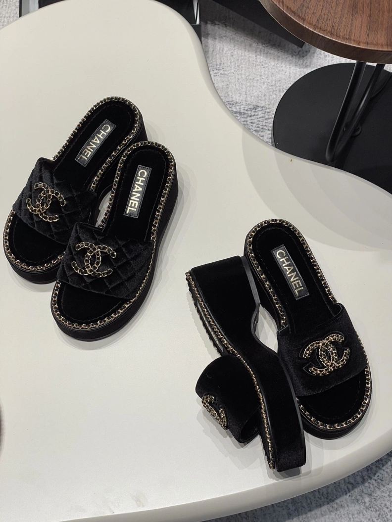 Versatile Chxnxl Slippers 120027
