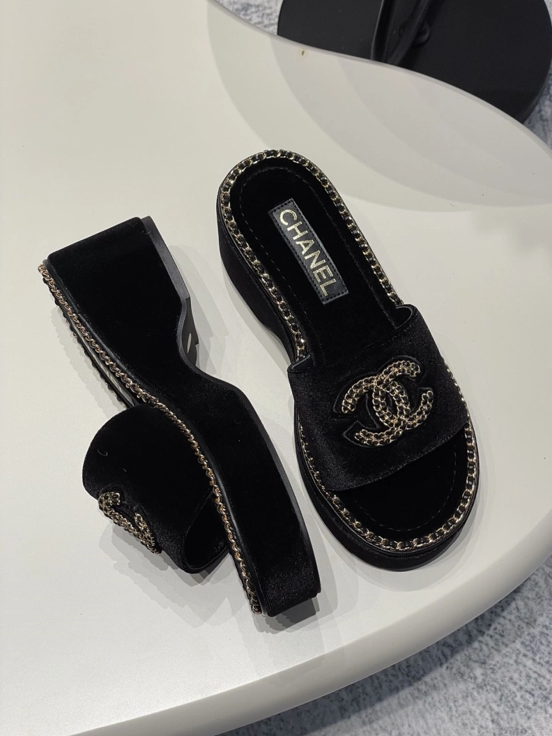 Versatile Chxnxl Slippers 120027