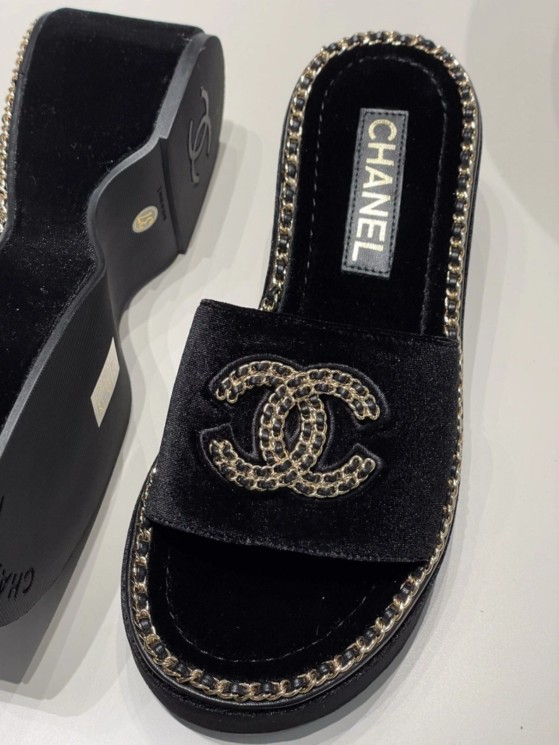 Versatile Chxnxl Slippers 120027