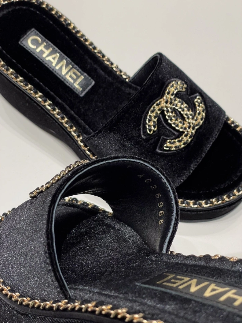 Versatile Chxnxl Slippers 120027