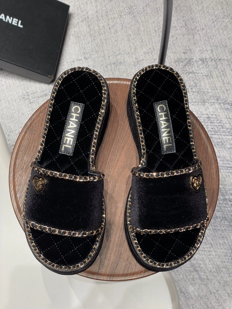 Resilient Chxnxl Slippers 120023