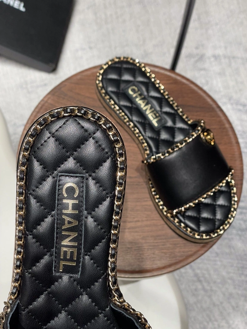 Trendsetting Chxnxl Slippers 120018