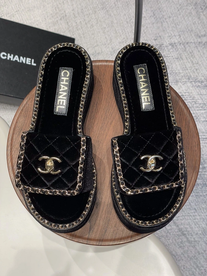 Trendsetting Chxnxl Slippers 120013
