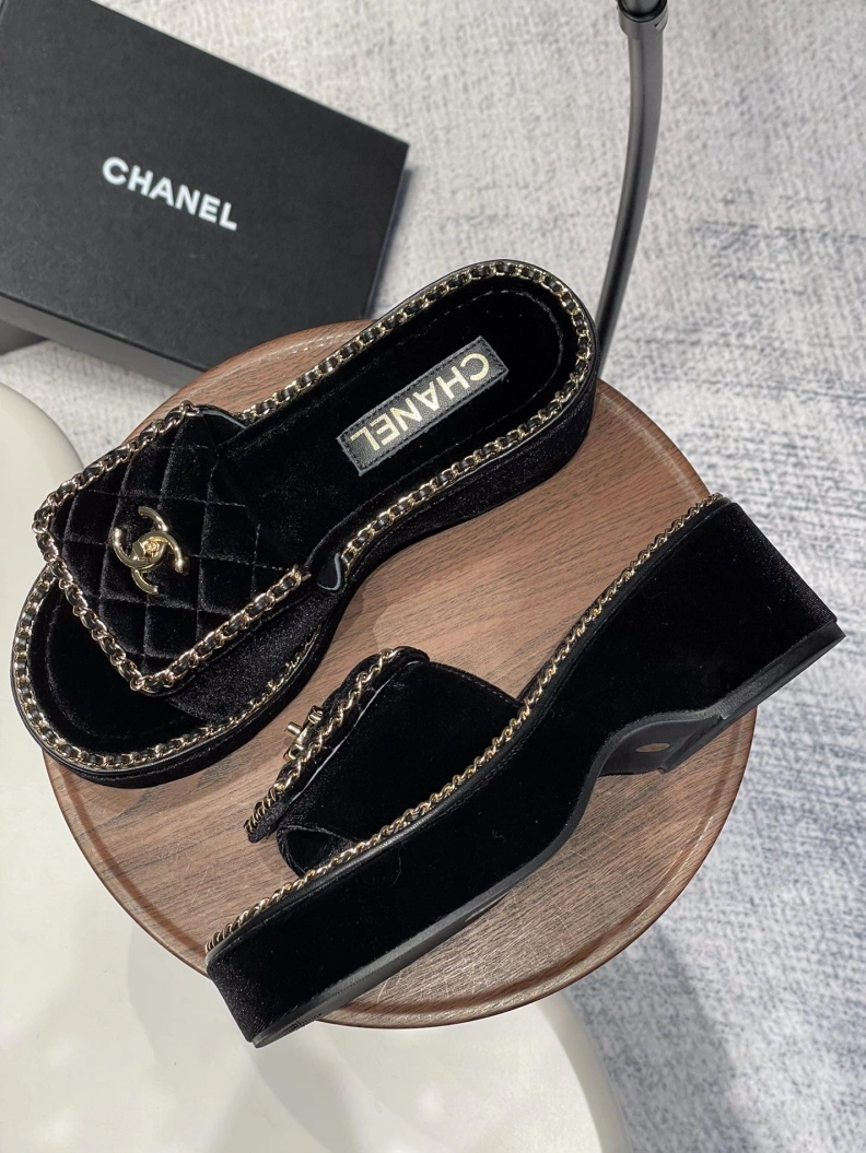 Trendsetting Chxnxl Slippers 120013