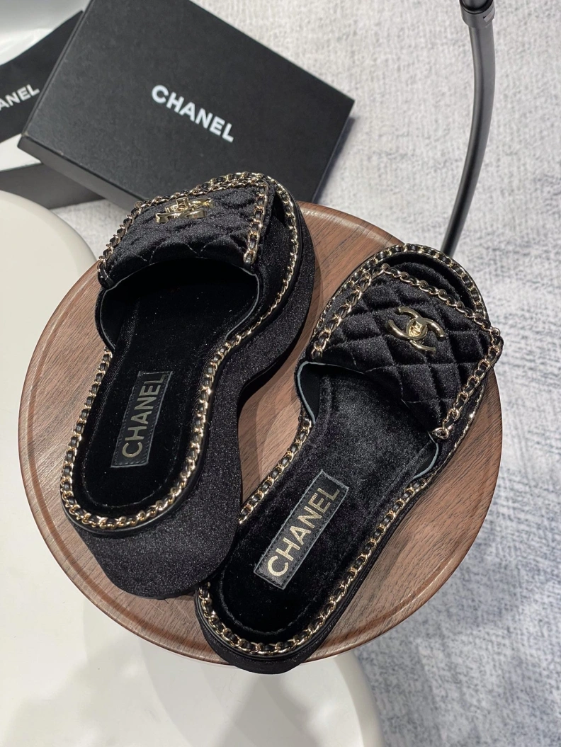 Trendsetting Chxnxl Slippers 120013
