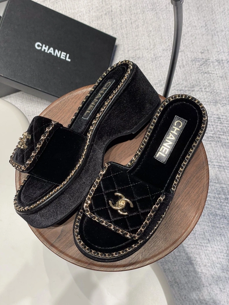 Trendsetting Chxnxl Slippers 120013
