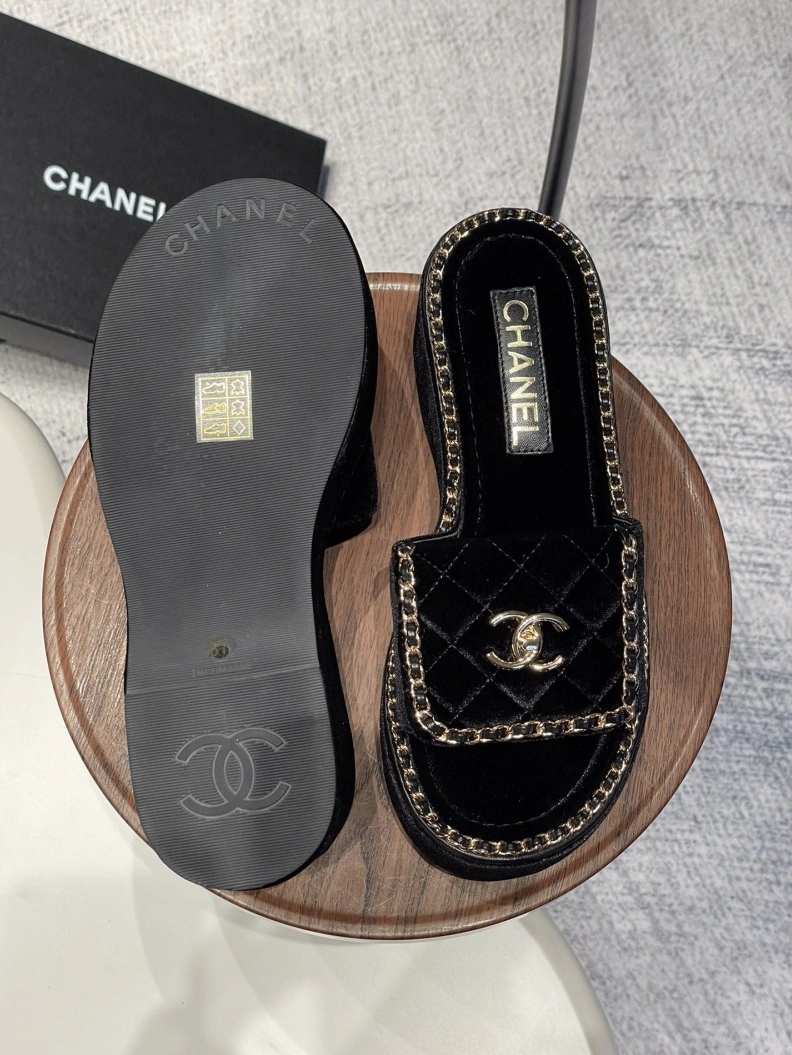 Trendsetting Chxnxl Slippers 120013