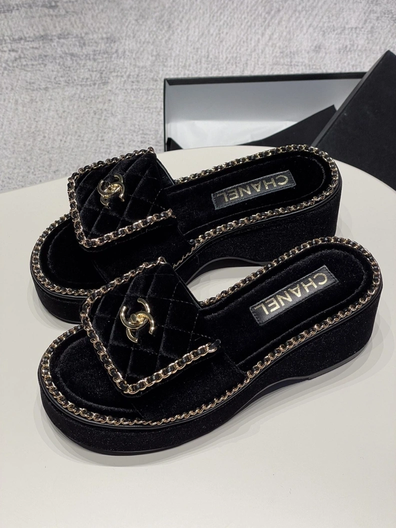 Trendsetting Chxnxl Slippers 120013