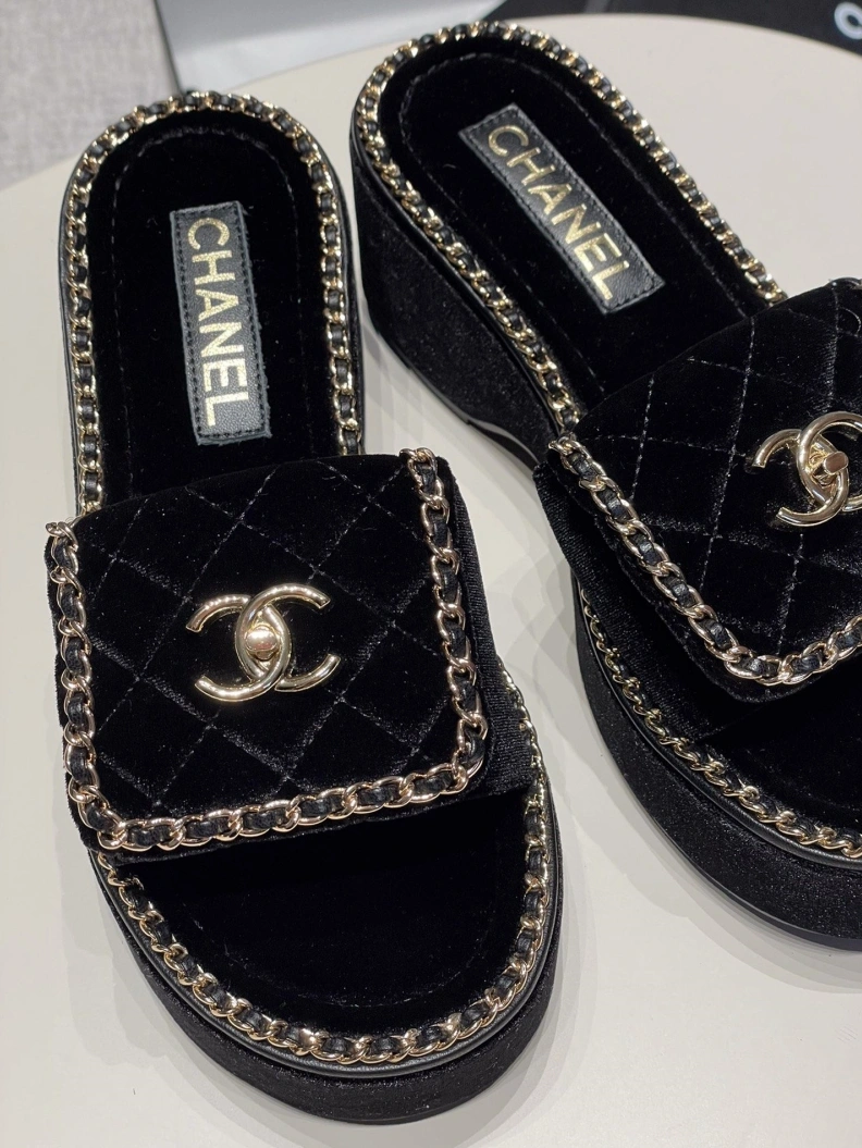 Trendsetting Chxnxl Slippers 120013