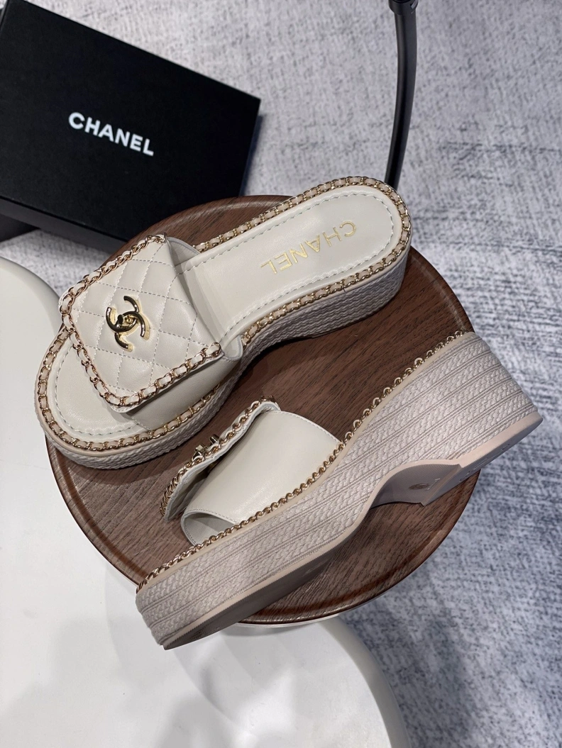 WellDesigned Chxnxl Slippers 120010