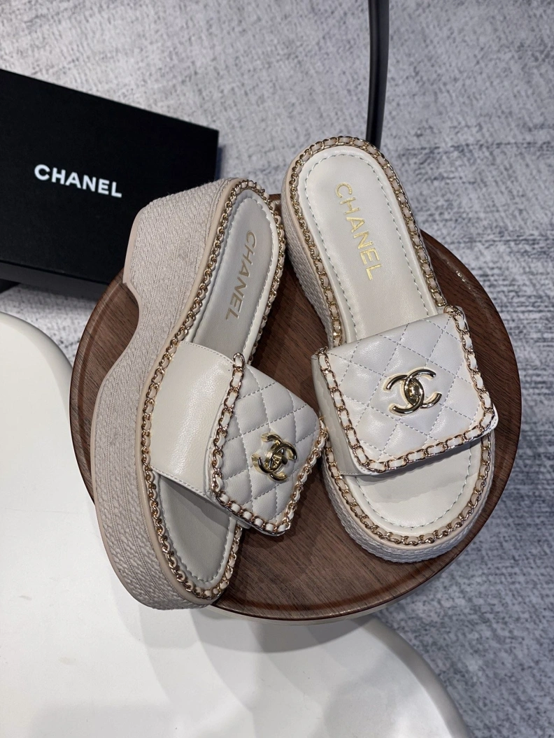 WellDesigned Chxnxl Slippers 120010