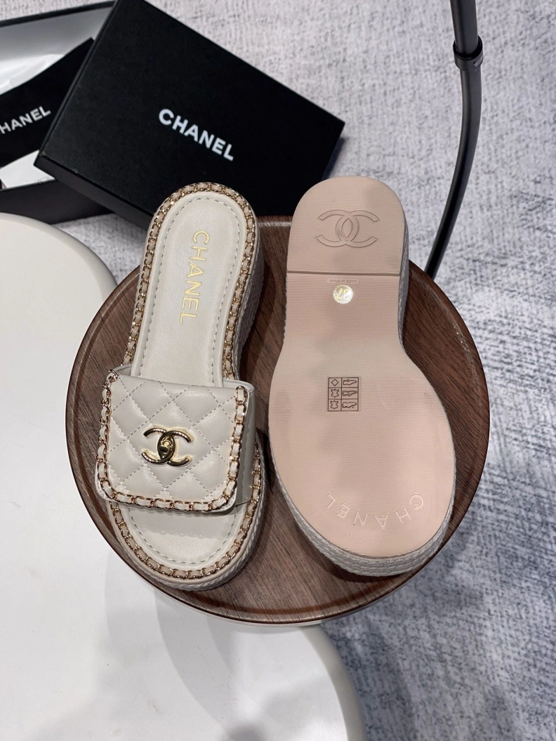 WellDesigned Chxnxl Slippers 120010