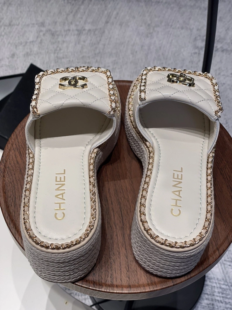 WellDesigned Chxnxl Slippers 120010