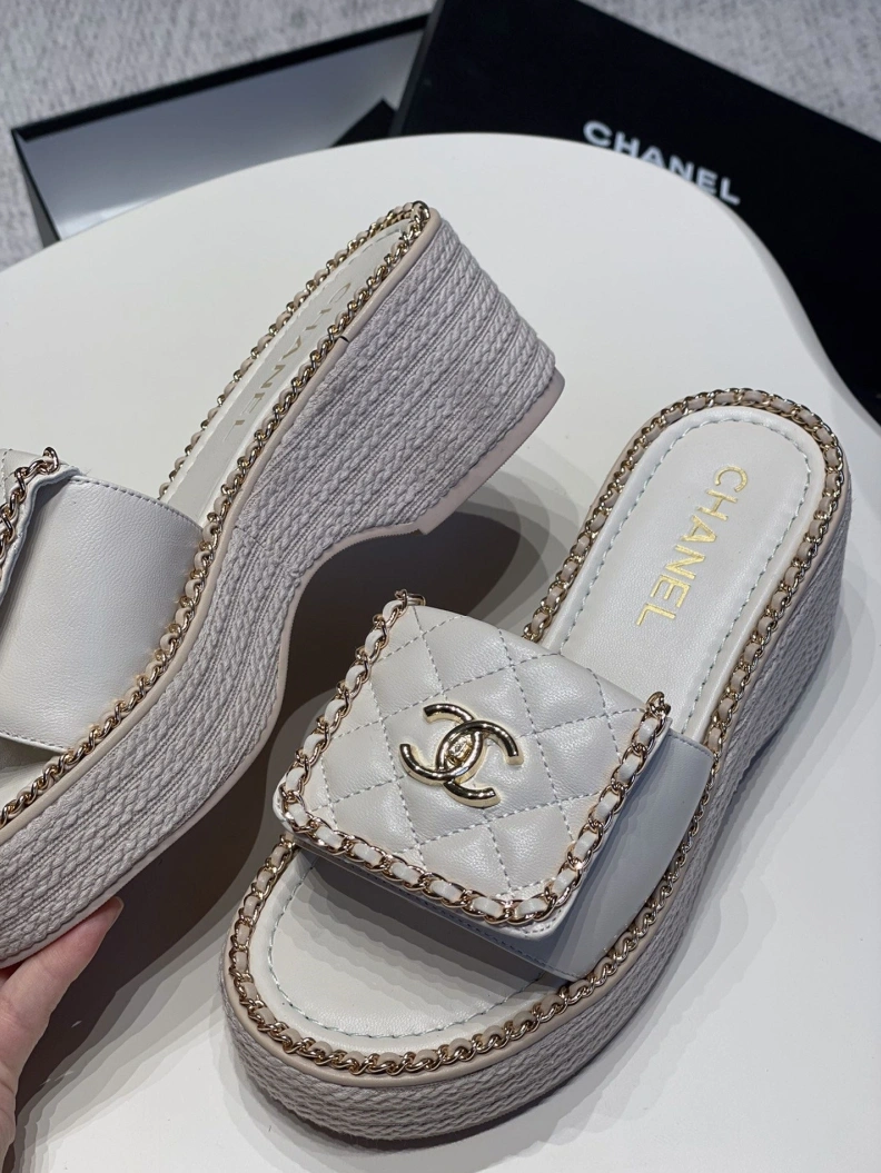 WellDesigned Chxnxl Slippers 120010