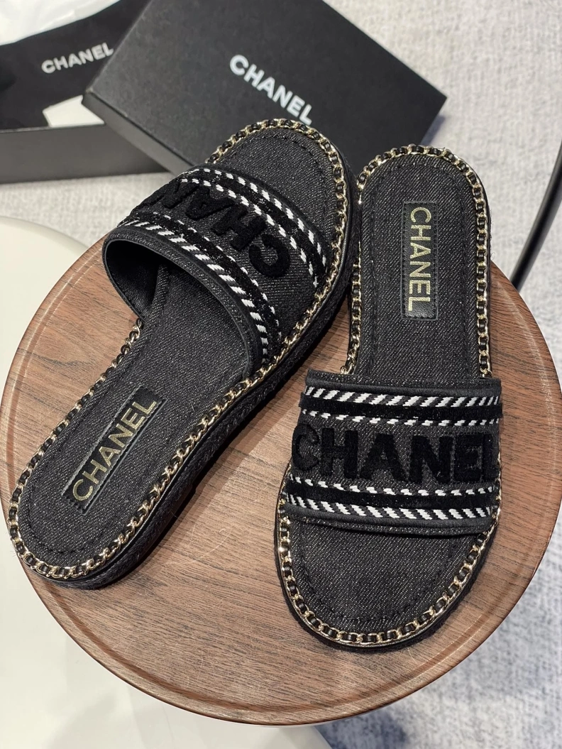 Fashionable Chxnxl Slippers 119990