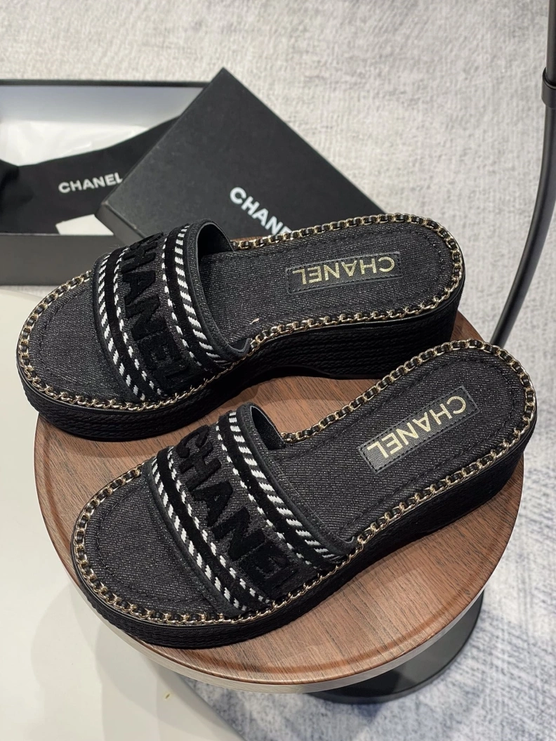Unique Chxnxl Slippers 119989