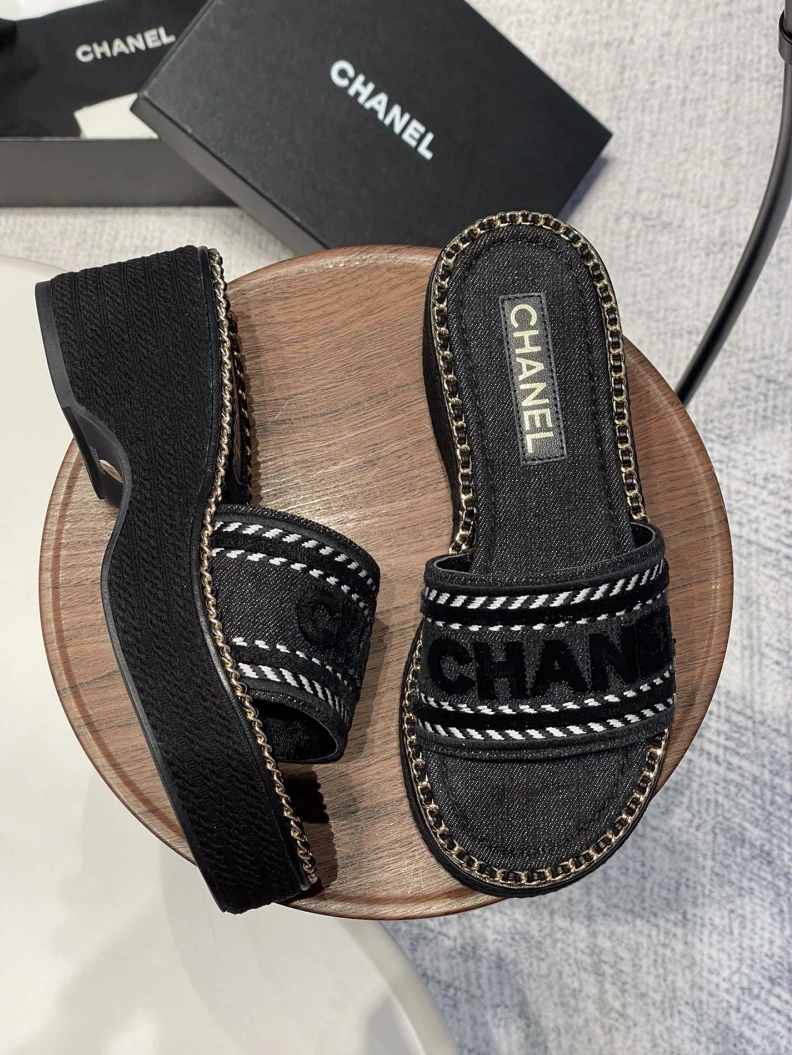 Unique Chxnxl Slippers 119989
