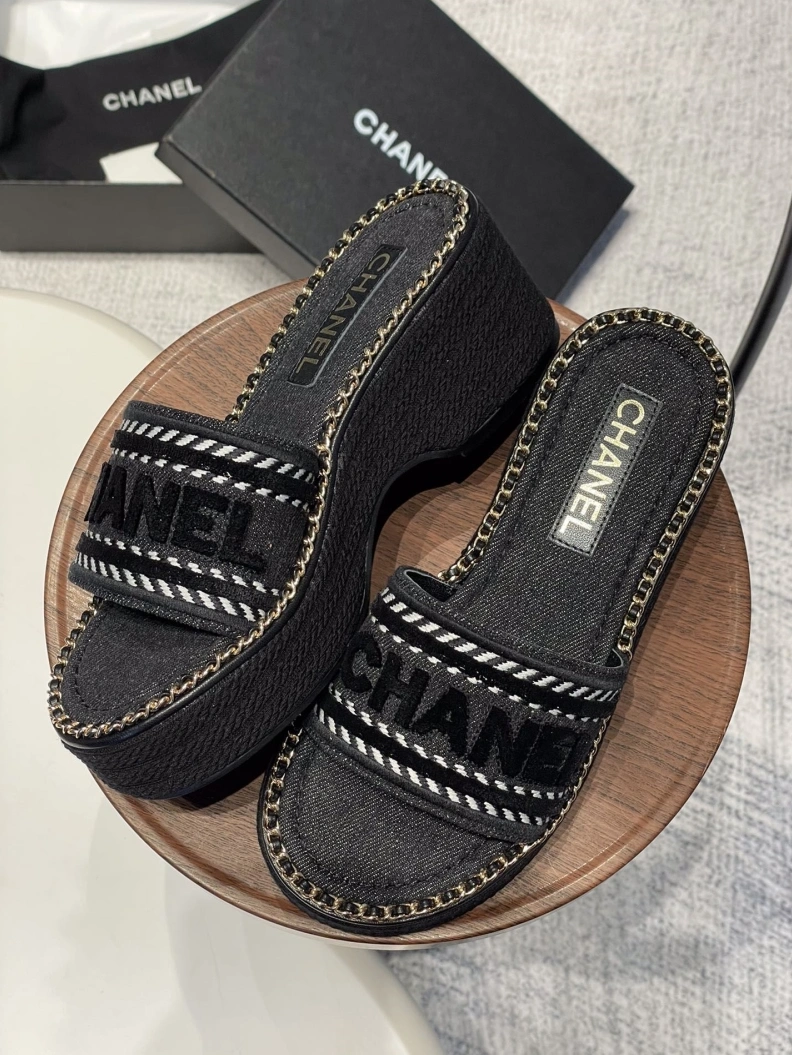 Unique Chxnxl Slippers 119989