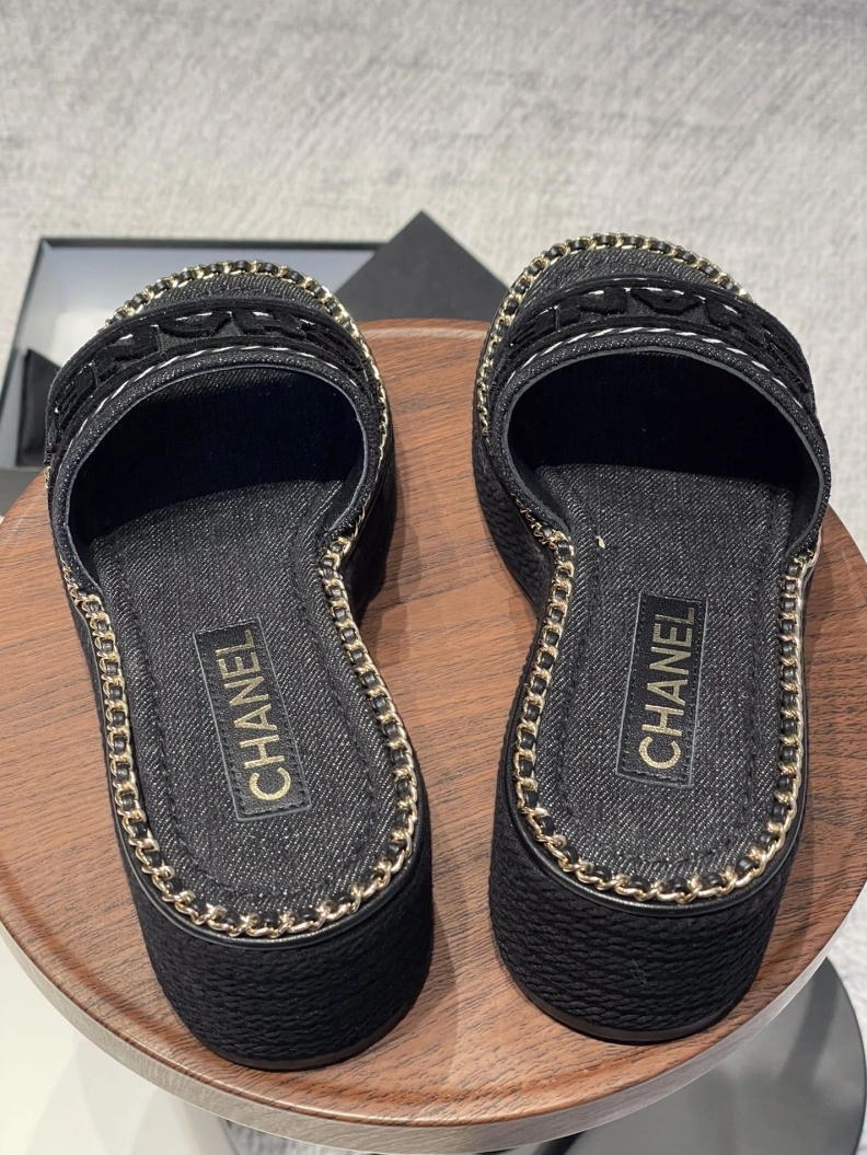 Unique Chxnxl Slippers 119989