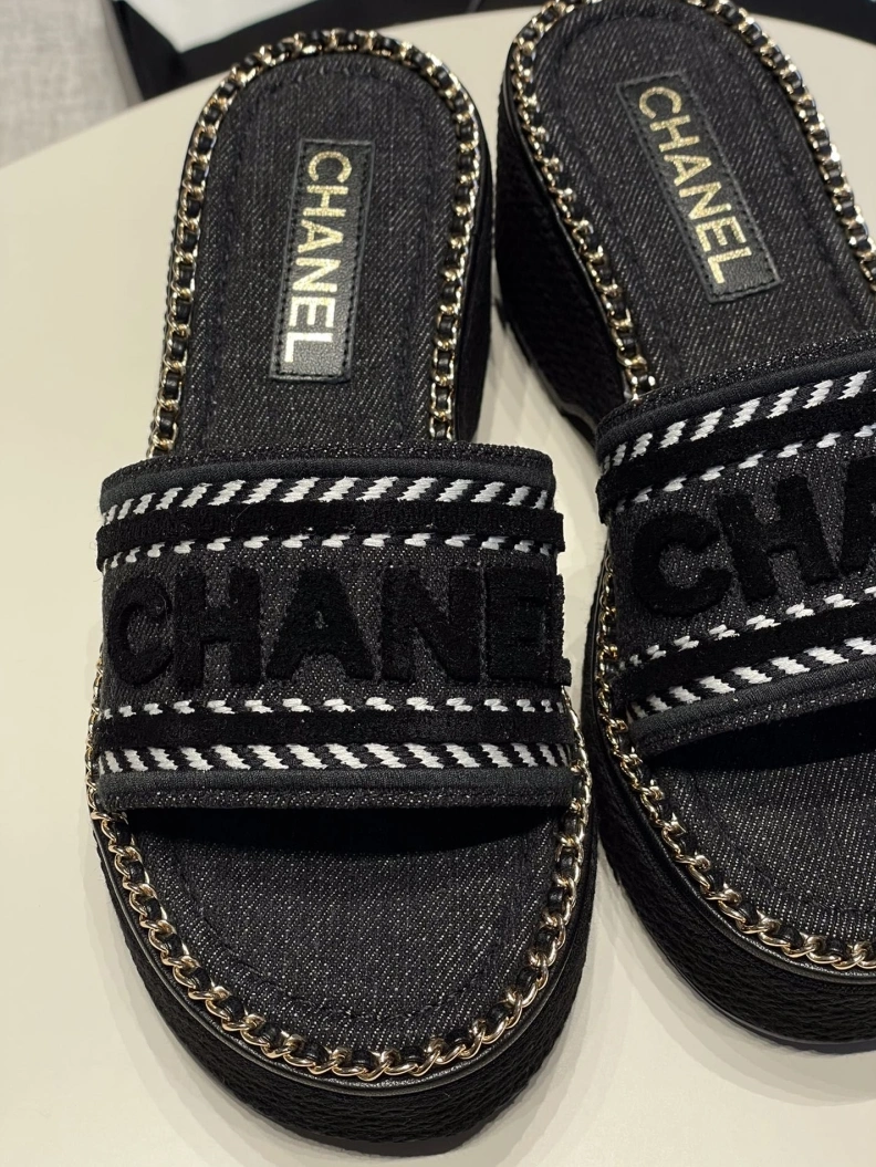 Unique Chxnxl Slippers 119989