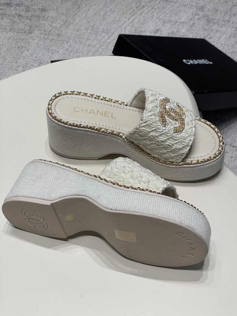Resilient Chxnxl Slippers 119992