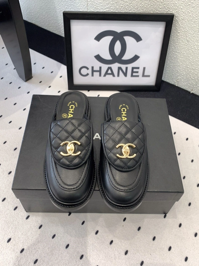 Versatile Chxnxl Slippers 119968