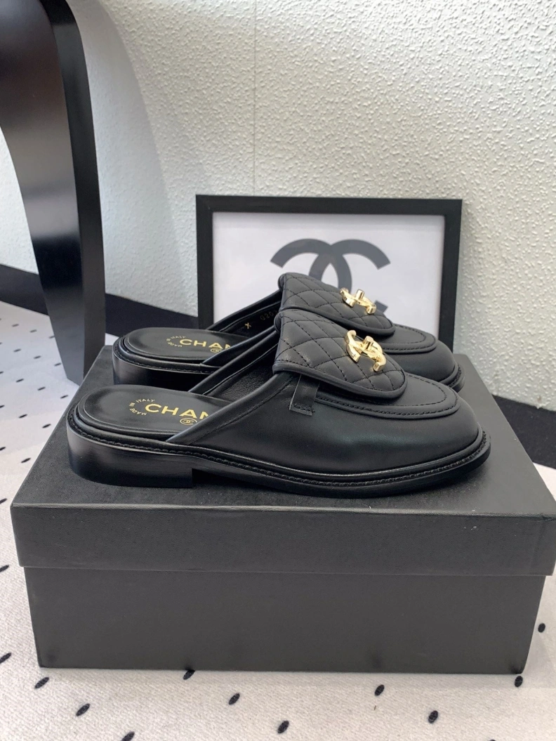 Versatile Chxnxl Slippers 119968
