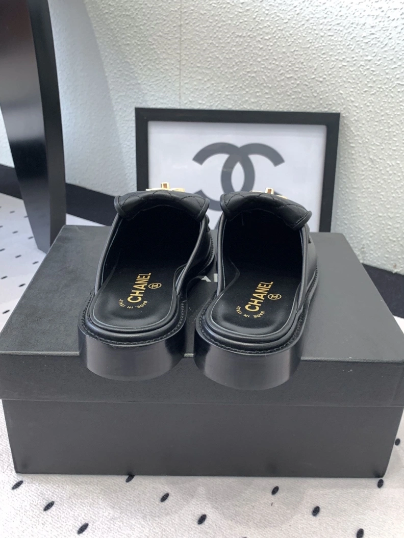 Versatile Chxnxl Slippers 119968