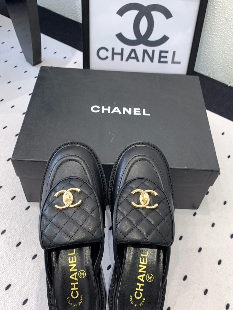 Versatile Chxnxl Slippers 119968